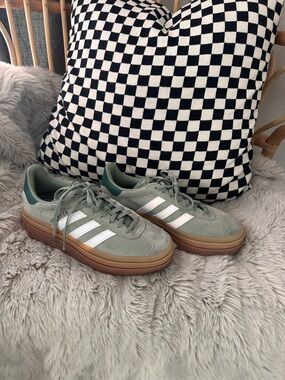 Adidas Giselle / Size 8